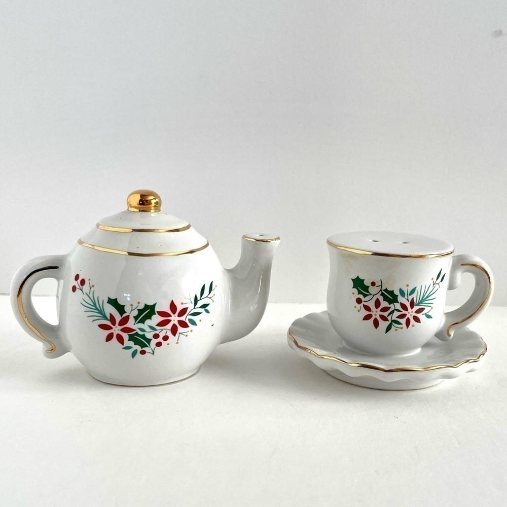 𝅺vintage Figis Teapot and Cup Saucer Poinsettias Salt and Pepper Shakers